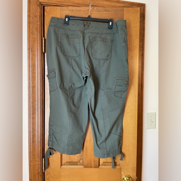 Roz & Ali capris Army green color Size 16 Lightweight sheeting fabric. - Picture 2 of 3